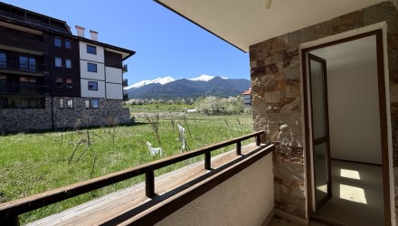 Просторен апартамент с функционално разпределение в жилищен комплекс.